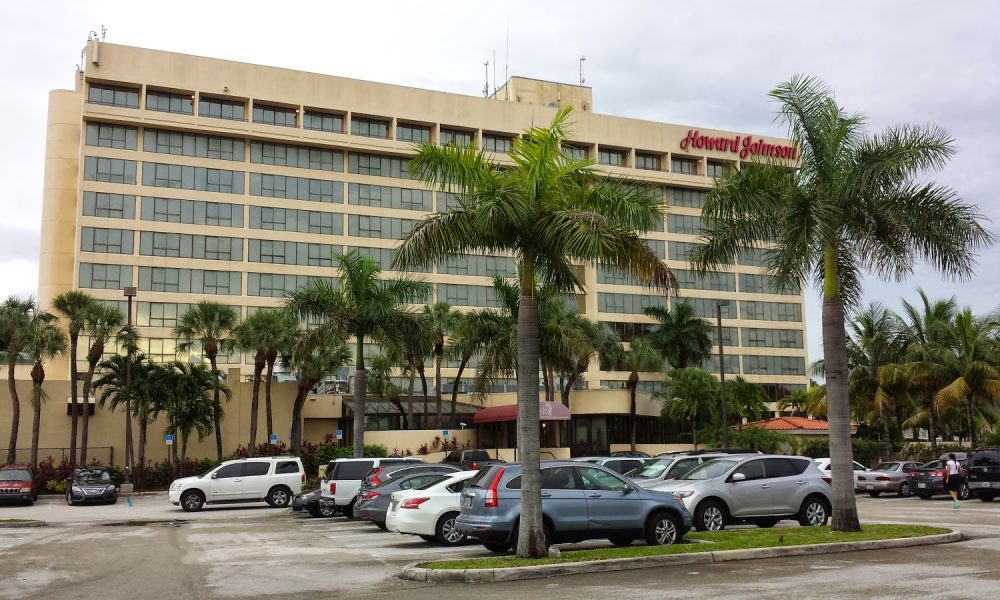 Howard Johnson Plaza Hotel - Miami Airport